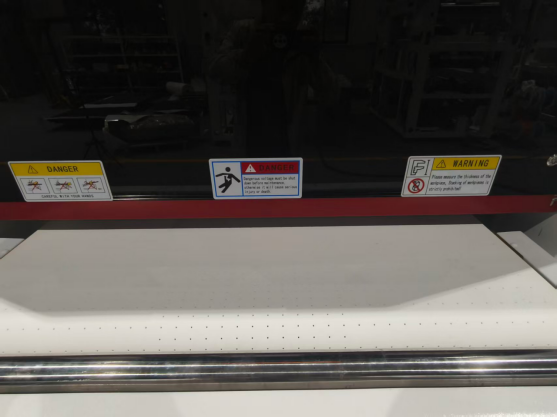 The conveyor and working platform determine how securely small flat parts travel through the process
